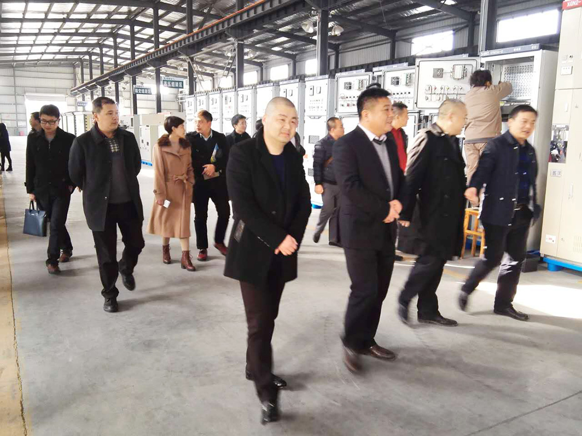 领导访问电气车间